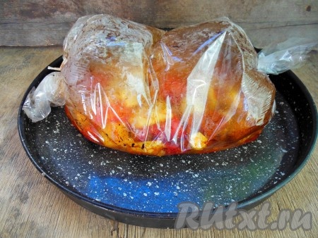 Запекайте овощи в рукаве в заранее разогретой духовке при температуре 170-180 градусов около 40-60 минут. За это время овощи пустят сок и хорошо протомятся в нем. Во время запекания прокалывать рукав (для того чтобы выпустить пар) не нужно!
