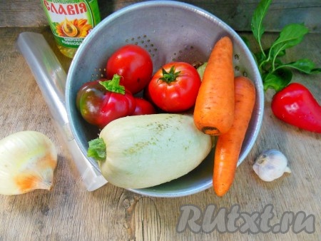 Подготовьте продукты для приготовления кабачковой икры в рукаве для запекания.