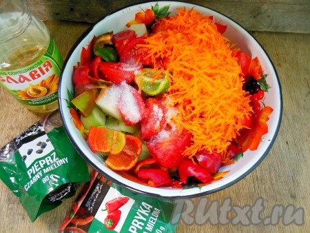 Кабачки, морковь, лук, сладкий перец, помидоры и чеснок сложите в глубокую миску, добавьте черный молотый перец, паприку, щепотку соли и сахара, растительное масло, тщательно перемешайте.
