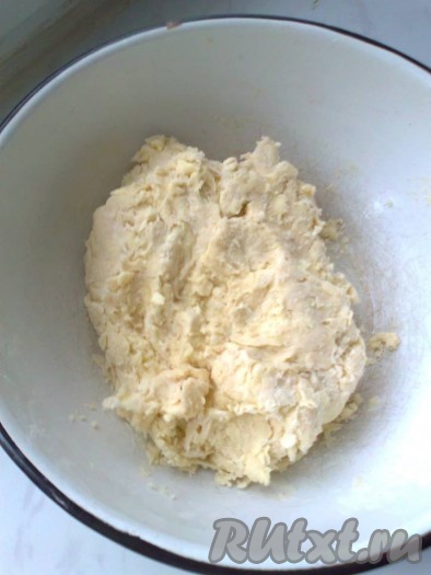 Для приготовления песочного теста холодное сливочное масло надо натереть на тёрке, всыпать муку, перетереть руками в крошку, затем добавить соль, воду, лимонный сок и замесить тесто, собрать его в шар, накрыть крышкой (или плёнкой) и отправить минут на 30 в холодильник.