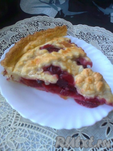 Можно подавать аппетитный, вкусный сливовый пирог из песочного теста к столу.