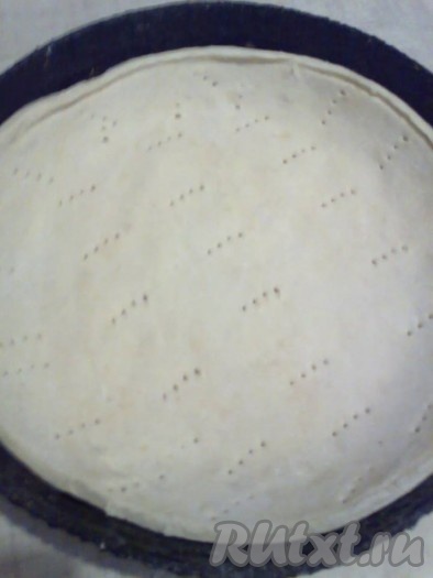 Тесто разделить на 2 части. Большую часть теста раскатать по размеру формы, выложить его в форму, наколоть вилкой.
