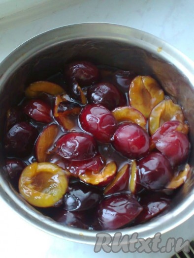 В кастрюльке соединить сахар, корицу, мускатный орех и соль, влить 220 мл воды, поставить на огонь и довести сахарный сироп до кипения. Отдельно в 55 мл холодной воды растворить крахмал. Непрерывно перемешивая, тонкой струйкой влить разведённый крахмал в сахарный сироп, довести смесь до кипения, а затем проварить кисель на небольшом огне в течение 1 минуты. Добавить половинки слив в приготовленный кисель и проварить начинку в течение 2-3 минут на небольшом огне. Снять начинку для пирога с огня, добавить сливочное масло и лимонный сок, тщательно перемешать. Начинка для пирога готова, дать ей полностью остыть.
