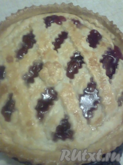 Смазать желтком тесто, по желанию, посыпать немного сахаром. Отправить сливовый песочный пирог в горячую духовку и выпекать 30-40 минут при температуре 200 градусов.
