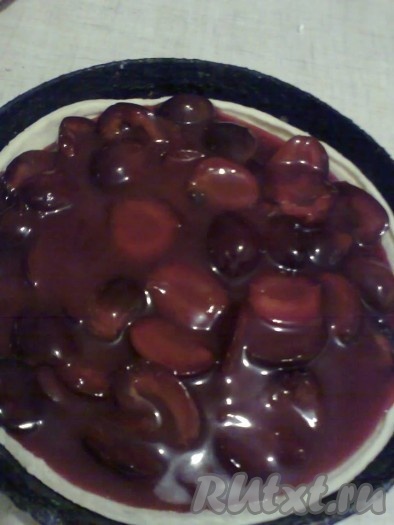 Остывшую начинку выложить на тесто.
