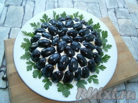 Крупный виноград, желательно без косточек, вымыть, ягоды разрезать пополам. Украсить салат&nbsp;"Тиффани" сверху половинками ягод винограда. Также можно выложить по кругу листики петрушки.
