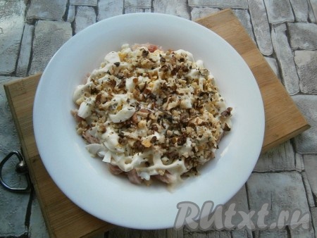 Далее посыпать яйца рубленными грецкими орехами.
