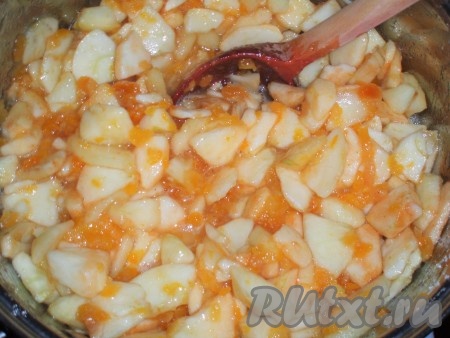 Поставить кастрюлю на средний огонь, подогреть до растворения сахара, довести до кипения.
