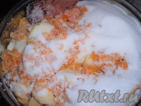 Всыпать сахар и влить воду.