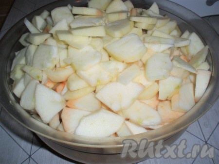 Затем очистить от кожуры и сердцевины, нарезать тонкими ломтиками.
