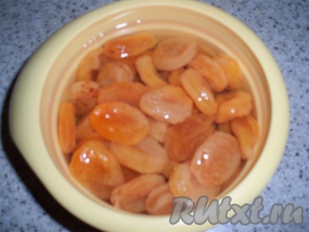 Вымыть курагу, залить кипятком и оставить на 30 минут, чтобы курага разбухла.
