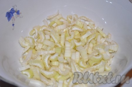 Стебли сельдерея порезать тонкими ломтиками.
