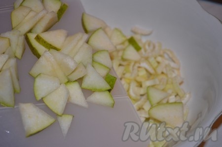 Грушу порезать произвольно и отправить к сельдерею.