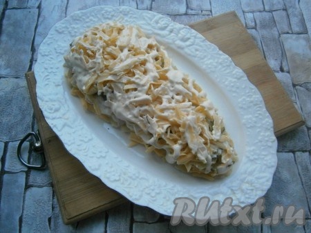 Сыр натереть на крупной или средней терке и выложить его последним слоем, смазать майонезом.