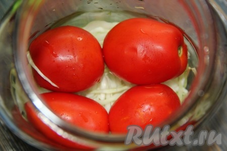 Помидоры вымыть. На капусту выложить слой помидоров (у меня влезло 4 штучки).
