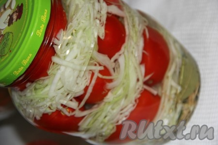 Довести воду до кипения. Залить банки с капустой и помидорами кипятком до самого верха. Прикрыть банки прокипяченными крышками и оставить на 20 минут.
