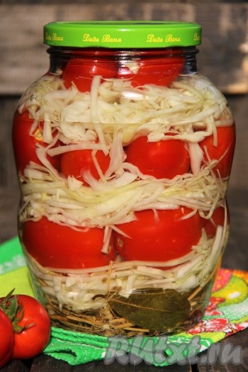 Капуста, маринованная с помидорами в банках, получается очень вкусной и хрустящей. Зимой эта красивая, в меру острая закуска станет отличным дополнением ко многим блюдам.