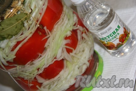 Залить горячим маринадом до самого верха банки с капустой и помидорами, закрутить крышками, перевернуть вверх дном, укутать в одеяло до полного остывания, а затем убрать на хранение в кладовку или погреб.
