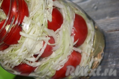 Таким образом, чередуя слои капусты и помидоров, заполнить баночки до самого горлышка. Сверху должен быть слой помидоров.
