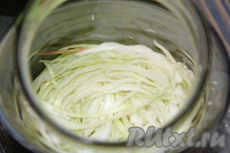Затем выложить слой капусты.