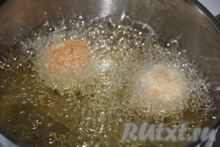 Масло хорошо разогреть (масла должно быть достаточно много). Аккуратно выложить сырные шарики с ветчиной в масло и жарить на среднем огне до золотистого цвета. 