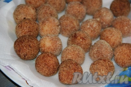 Затем выловить шарики с помощью шумовки и выложить на бумажное полотенце.
