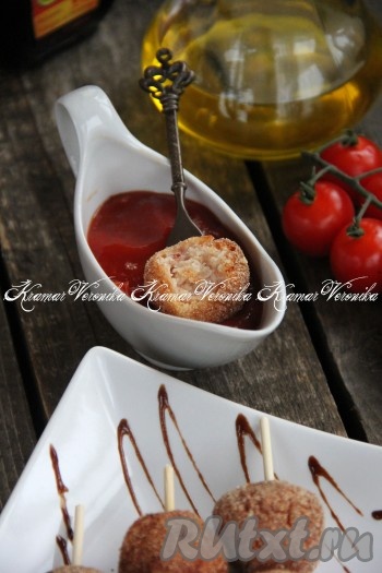 Подать закуску в тёплом виде с любым соусом. Попробуйте очень нежные, с тонкой хрустящей корочкой, сырные шарики с ветчиной, они порадуют вас своим прекрасным вкусом!