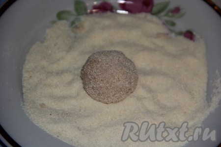 В плоскую тарелку всыпать манную крупу. Сформировать из массы шарики величиной с грецкий орех, обвалять их в манке.
