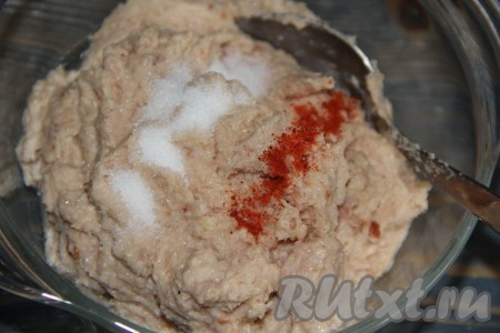 Выложить получившуюся массу в миску, добавить соль. Я для вкуса добавила 1/2 чайной ложки паприки. Тщательно перемешать массу, она получится в меру густой.
