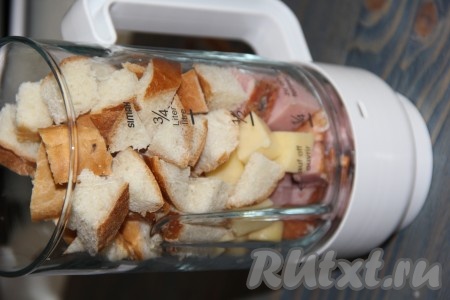 Выложить ветчину, сыр и хлеб в чашу блендера.