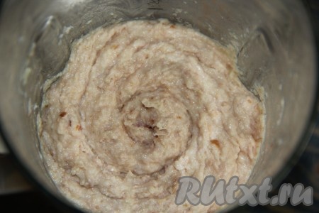 Пробить массу погружным блендером до однородного состояния.
