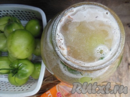 Влейте холодную воду до самого края банки. Для заполнения банки с помидорами водой очень удобно использовать воронку.
