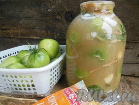 Банку накройте пластмассовой крышечкой. Покачайте ее в руках, чтобы соль и сахар растворились (не пугайтесь, что рассол мутный, он осядет).
