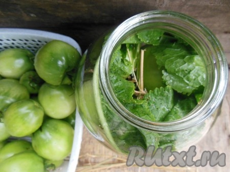 Наполните банку зелеными помидорами до самого горлышка. Сверху положите листочек хрена.
