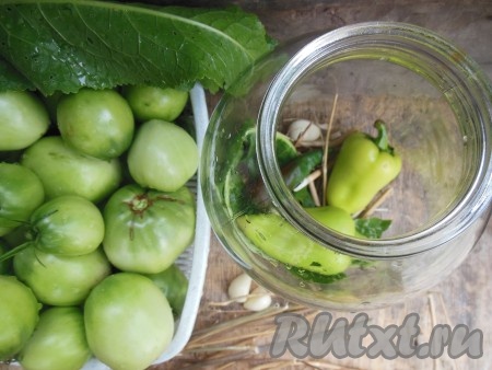 Трехлитровую банку вымойте с содой. На дно чистой банки положите пару листочков хрена, чеснок, сладкий и острый перцы (перцы кладите целиком, вместе с семенами), сухие веточки укропа (предварительно их можно поломать). Добавьте горчичный порошок, соль и сахар.