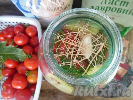 Сверху положите зубчик чеснока, зеленый и сушеный укроп.
