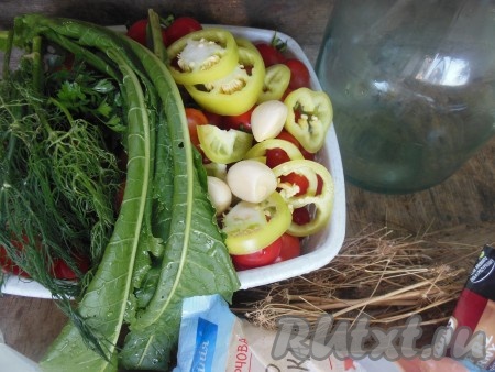 Помидоры промойте под проточной водой, по желанию, удалите чашелистики. Промойте листья хрена, очистите чеснок. Сладкий перец, не очищая от семян, нарежьте колечками.
