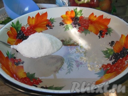 Для приготовления рассола растворите в холодной воде соль. Лучше взять обычную каменную соль или морскую соль без примесей. Не используйте йодированную соль или соль мелкого помола - они не предназначены для солений.
