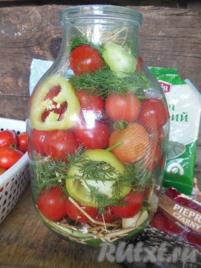 Заполните банку до самого верха, перекладывая помидоры колечками сладкого перца и веточками укропа.
