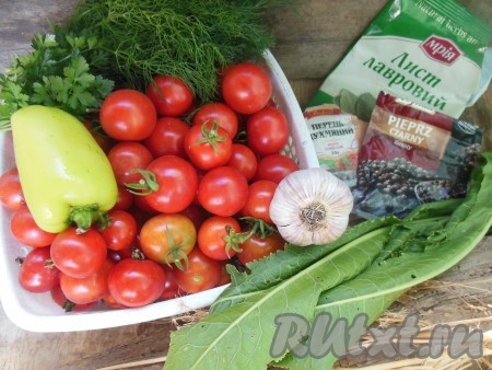 Подготовим продукты для приготовления квашеных помидоров с чесноком и зеленью