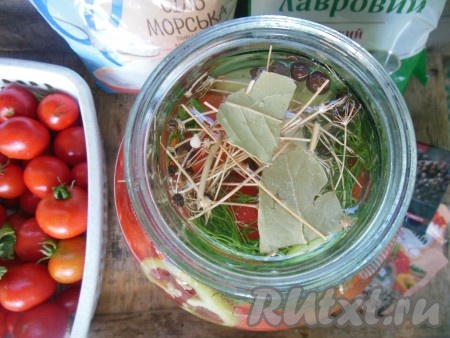 Холодный солевой рассол влейте в банку с помидорами, заполняя её рассолом до самого верха. Если рассола не хватит, то долейте холодную воду.
