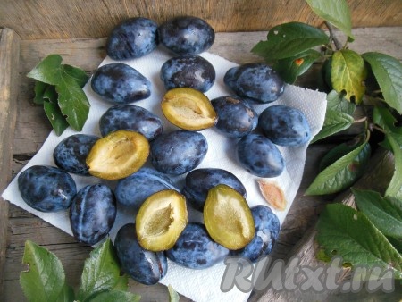 При помощи ножа разделите каждую сливу на две половинки, косточку уберите.
