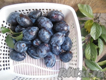 Сливы тщательно вымойте, отобрав целые, не поврежденные плоды (мягкие и поврежденные сливы лучше не замораживать). Переложите на дуршлаг, дайте стечь воде.
