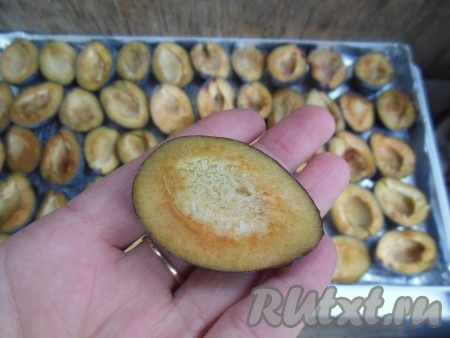 Уберите в морозилку на ночь. За ночь сливы полностью заморозятся и будут легко отделяться друг от друга.&nbsp;
