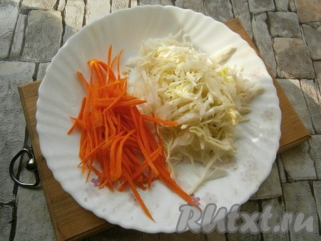 Капусту тонко нашинковать, чуть посолить и помять руками, морковь очистить и натереть на корейской терке.
