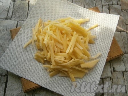 Картофель тоже натереть на корейской терке или нарезать очень тоненькой соломкой, промокнуть бумажным полотенцем.
