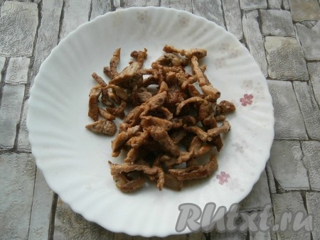 На сковороду влить 2 столовые ложки растительного масла, выложить мясо и обжарить его, посыпав черным молотым перцем, на среднем огне до румяной корочки со всех сторон (минут 5-7). Влить в сковороду соевый соус, перемешать и обжарить мясо еще минут 5. В конце добавить измельченный чеснок, мясо перемешать и выключить газ. Готовое мясо остудить на тарелке.
