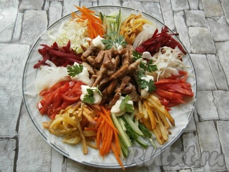 По краям мяса выдавить крупные капли майонеза и украсить зеленью петрушки.