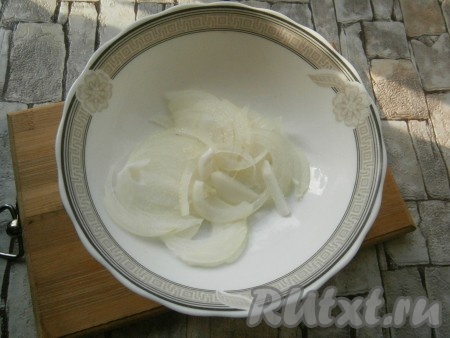 Лук очистить и нарезать тонкими полуколечками или четвертинами, полить уксусом, посыпать сахаром, перемешать и оставить на 15 минут.