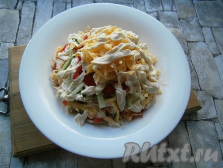 Дальше все слои повторить с меньшим количеством ингредиентов (оставшаяся 1/3 часть), формируя салат в виде горки (муравейника). Сверху и по бокам салата нанести полоски майонеза.
